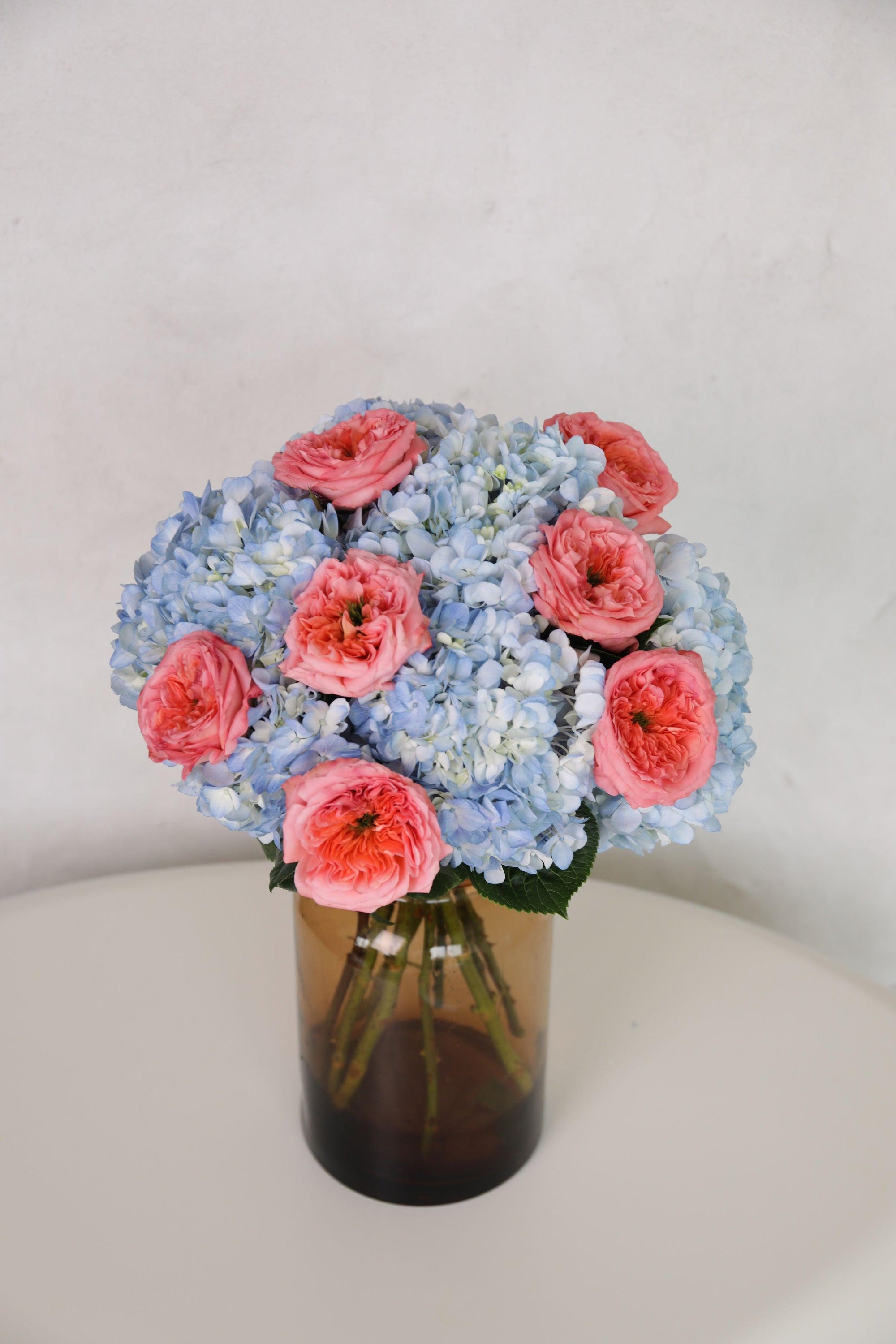 Le bouquet d’hortensias et de roses "Ciel Corail"