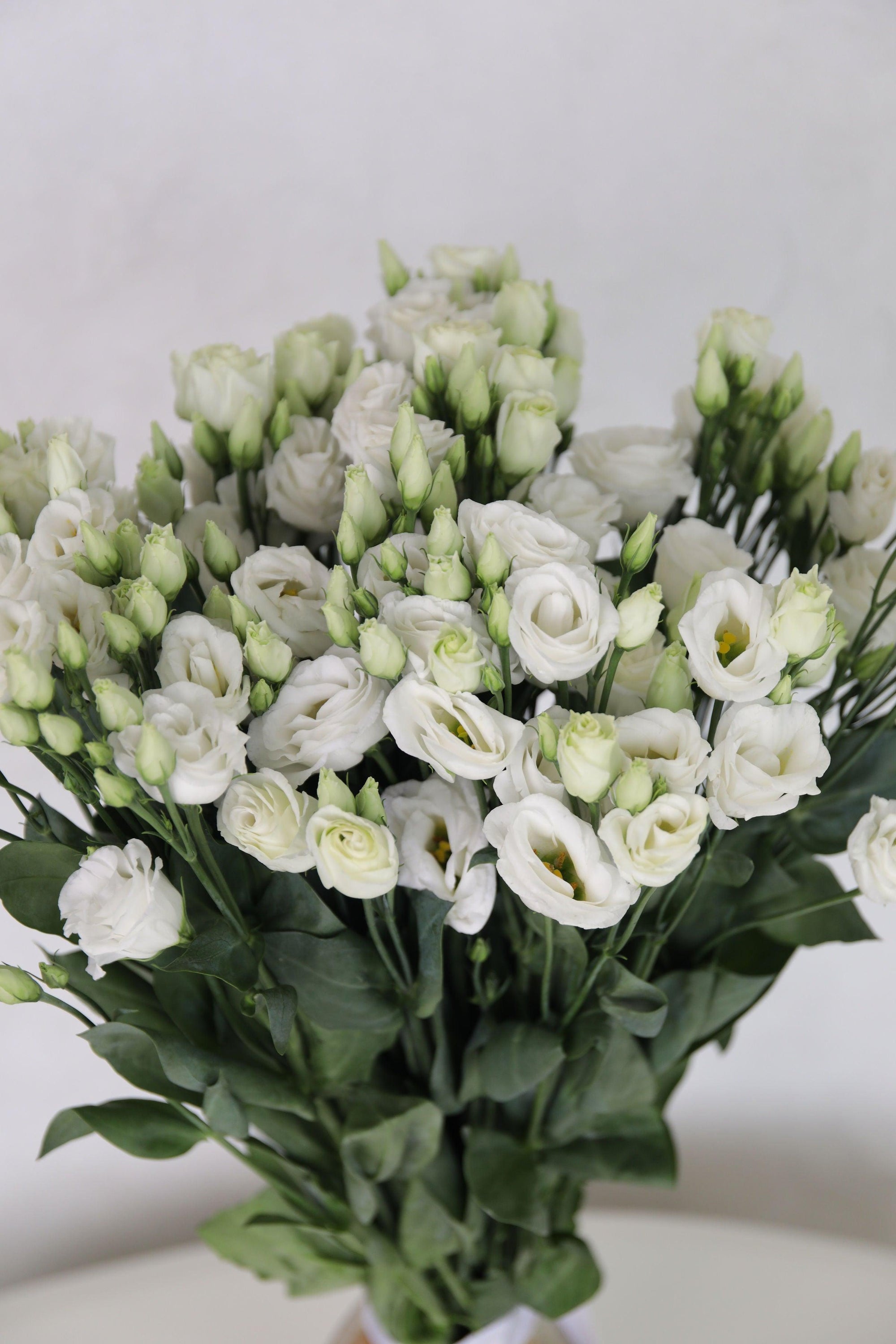 Un bouquet d’eustomes blanches "Nuit Blanche"